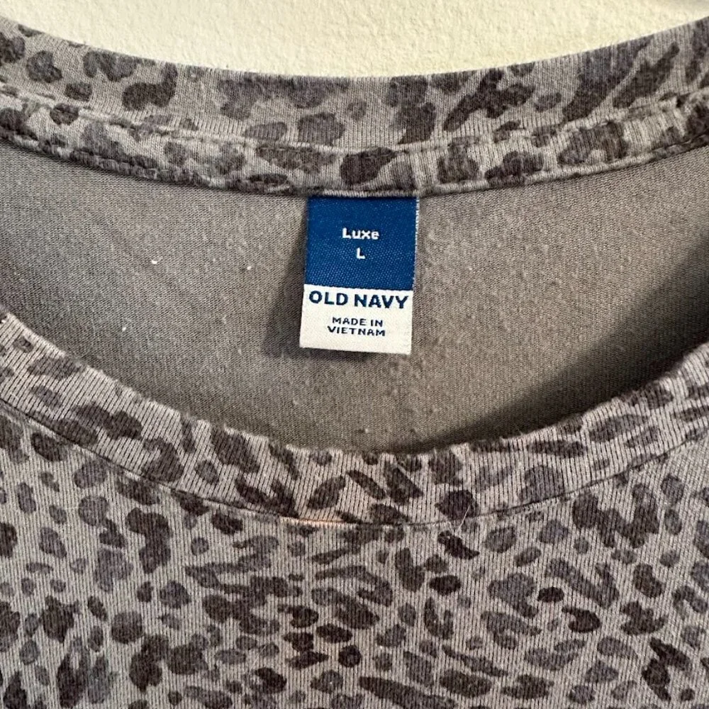 Old Navy Luxe Short Sleeve T-Shirt in Gray Leopard Print Cheetah Print, Large - Picture 4 of 5